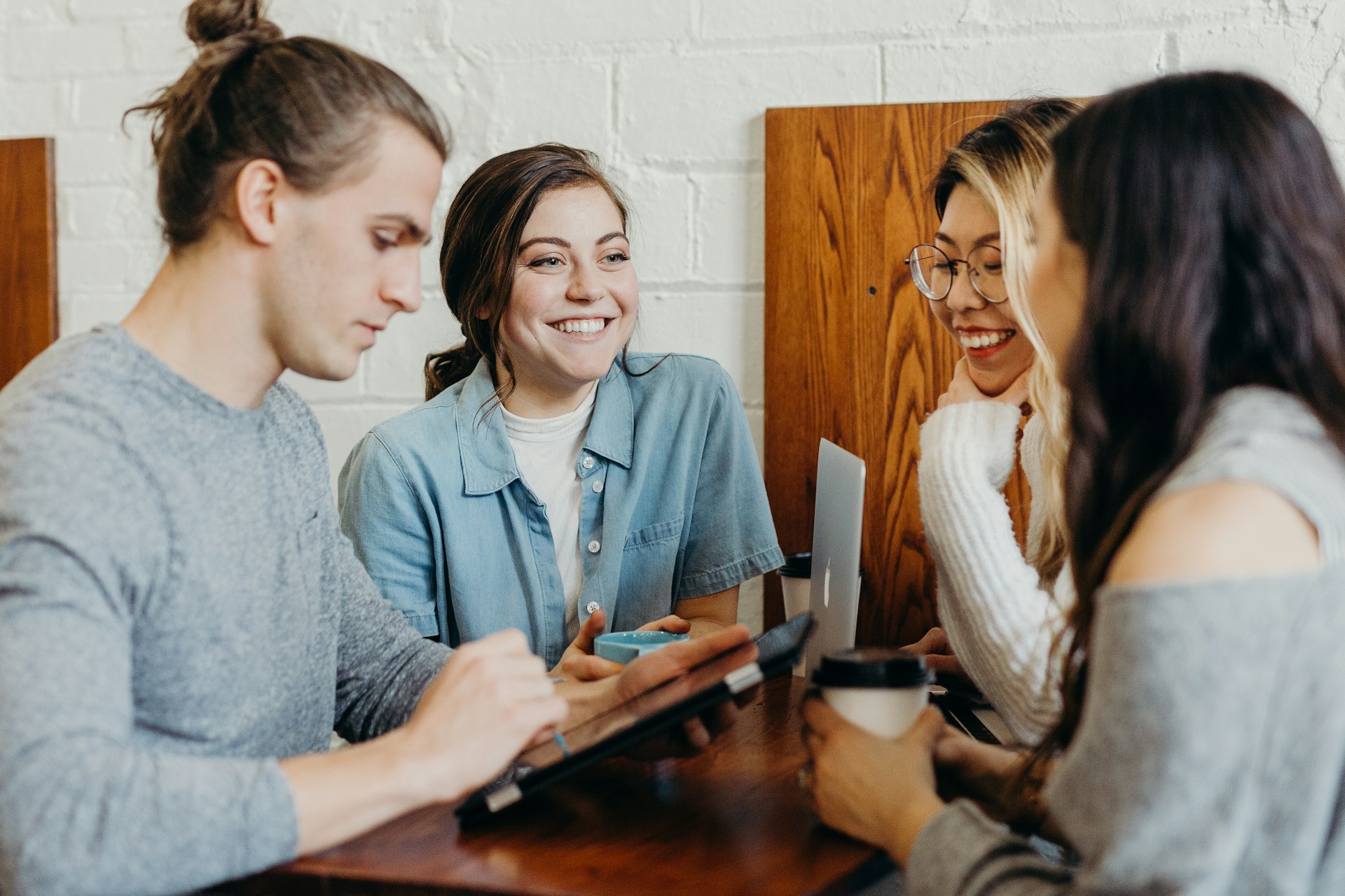 Groupe de personnes souriants autour d’une table